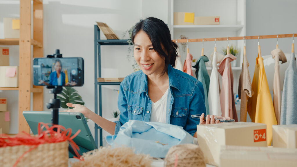 Yound asian lady doing ecommerce using payrecon
